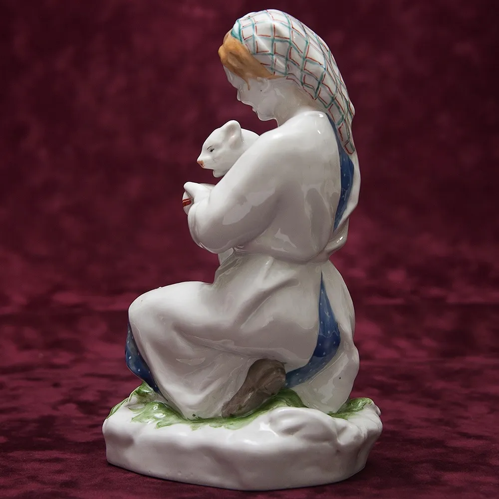 Редкость! Авторская Фарфоровая статуэтка «Свинарка с поросенком», СССР ЛФЗ - 1953 год.