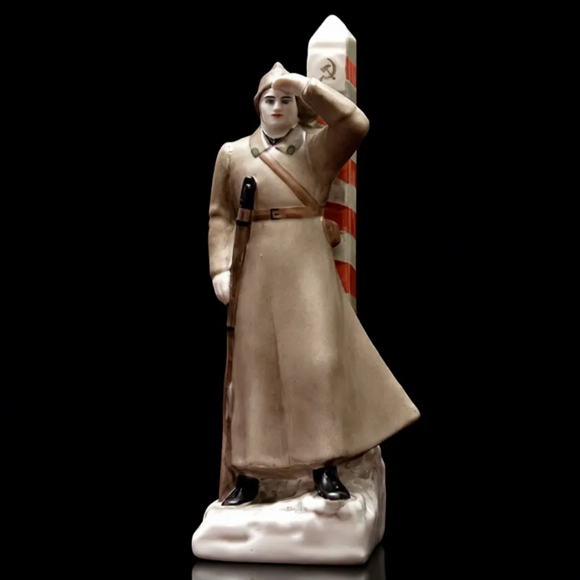 Агитационная Фарфоровая Статуэтка «Пограничник», ЛФЗ СССР -1930-е годы ХХ века.