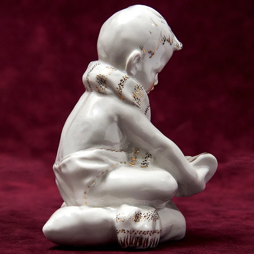 Статуэтка - Фарфоровая Статуэтка «Мальчик с Сандалией» СССР, Песочное -1960 год.