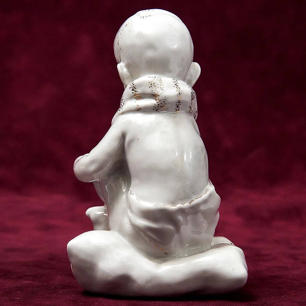 Статуэтка - Фарфоровая Статуэтка «Мальчик с Сандалией» СССР, Песочное -1960 год.