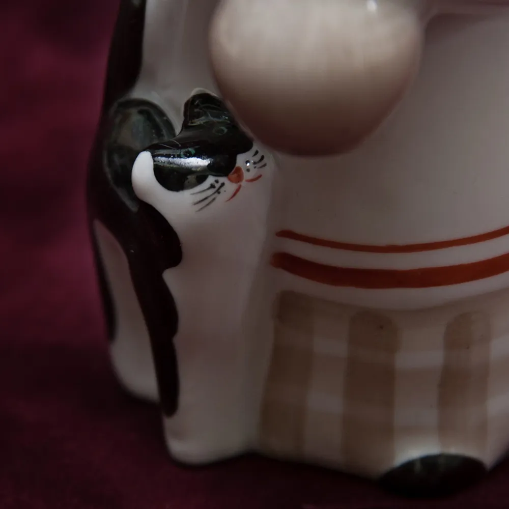 Фарфоровая статуэтка «Бабушка с котом и крынкой молока», ДФЗ Вербилки, СССР -1954–1965 годы.