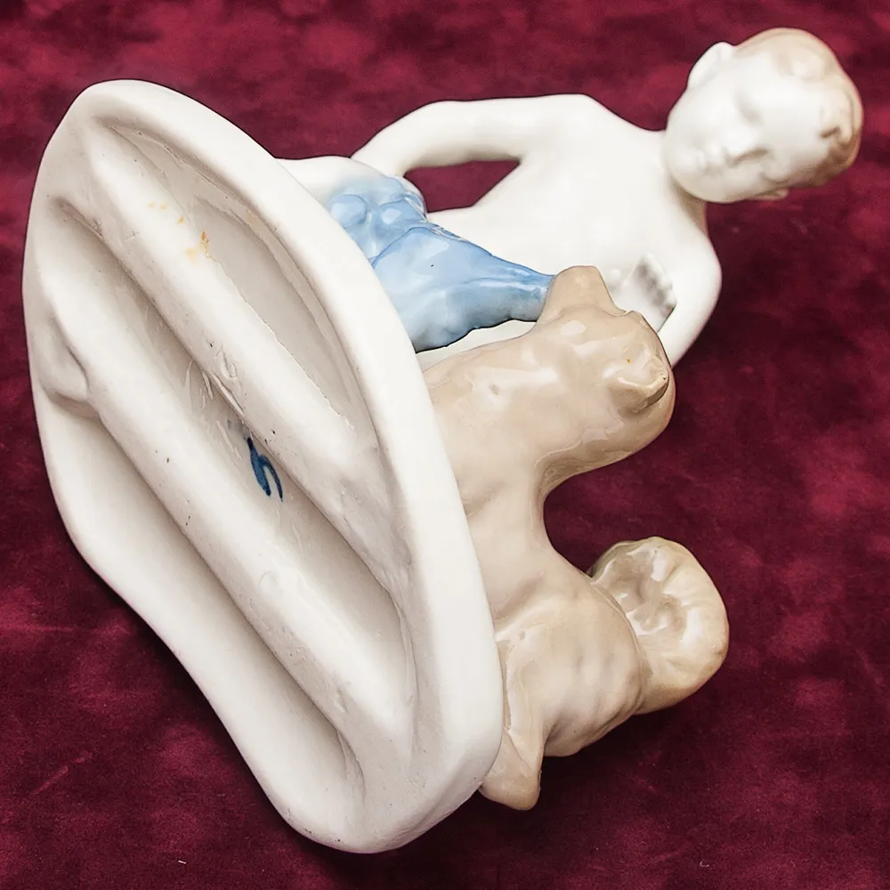 Фарфоровая Статуэтка «Мальчик с собакой» Артель КЕРАМИК - CCCР 50 -е годы ХХ века.