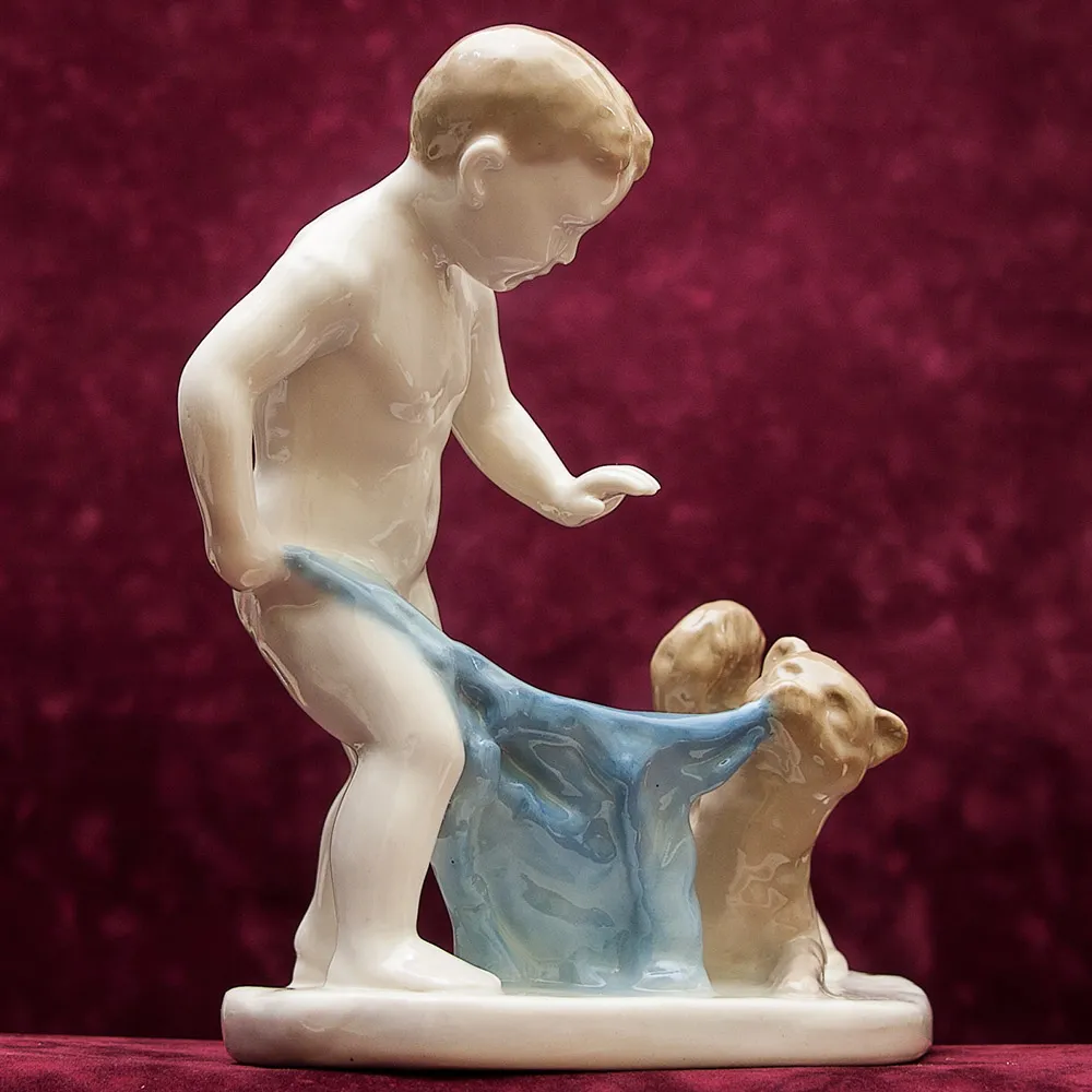 Фарфоровая Статуэтка «Мальчик с собакой» Артель КЕРАМИК - CCCР 50 -е годы ХХ века.