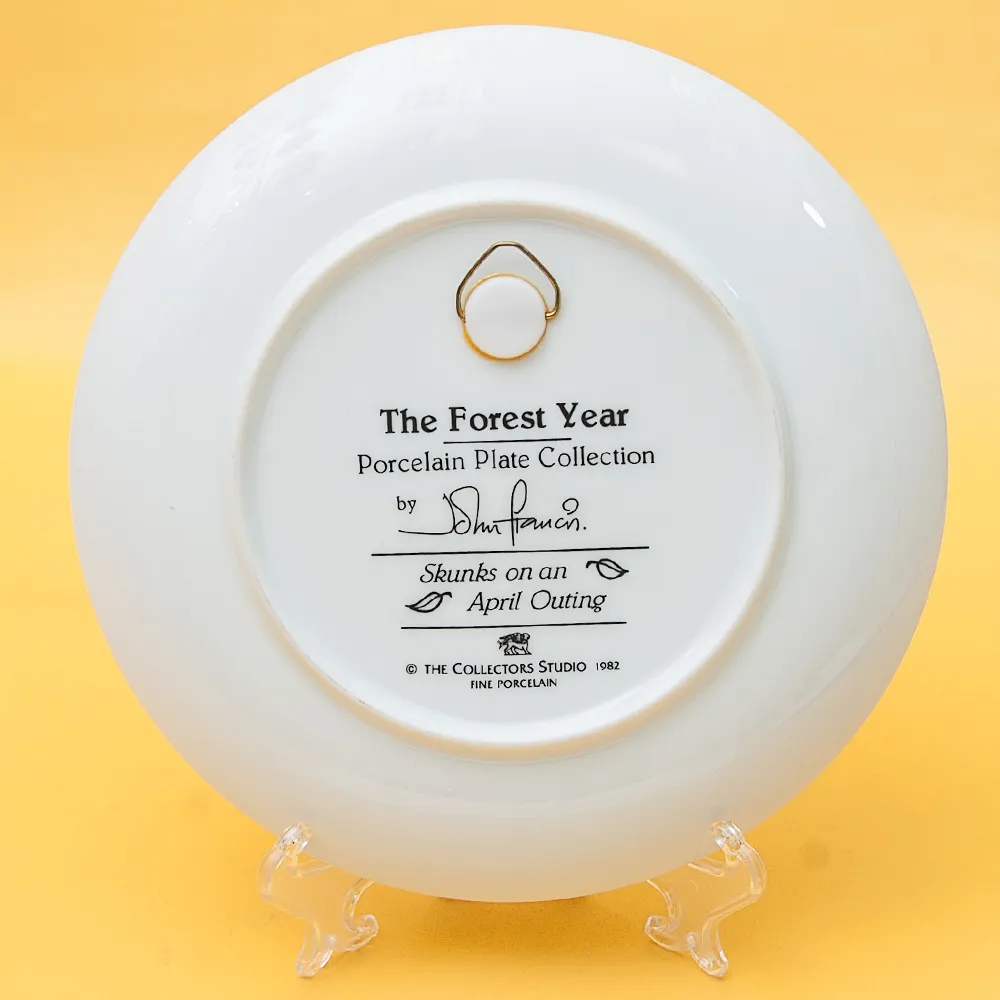  Коллекционная Тарелка «Лесной Год, АПРЕЛЬ. Скунсы» Фарфор, Англия -1982 год.