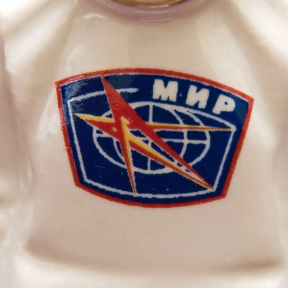 Фарфоровая статуэтка «Космонавт станции МИР», «Красный фарфорист» Чудово, Россия -2000 год. 