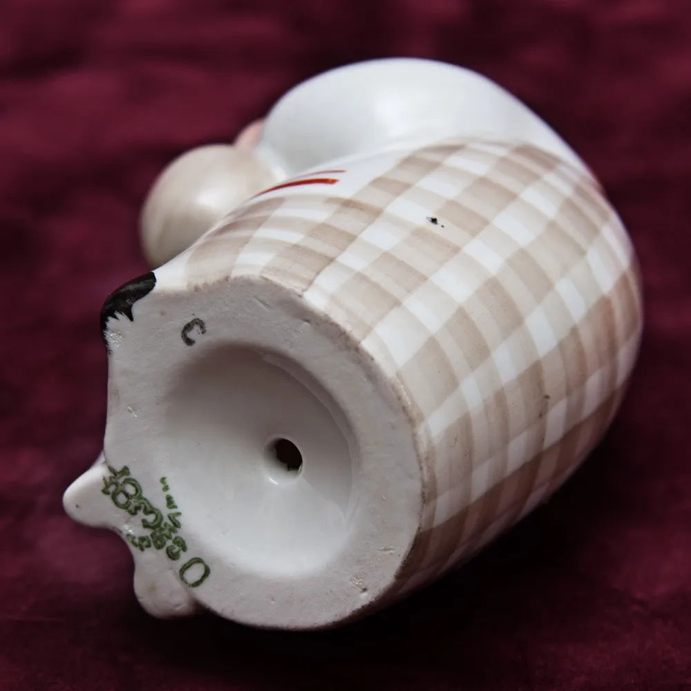 Фарфоровая статуэтка «Бабушка с котом и крынкой молока», ДФЗ Вербилки, СССР -1954–1965 годы.