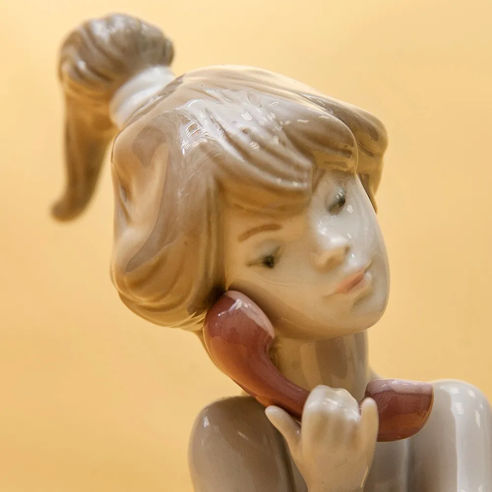 Фарфоровая Статуэтка «Телефонный Разговор» Lladro, Daisa, Испания - 1987 год.