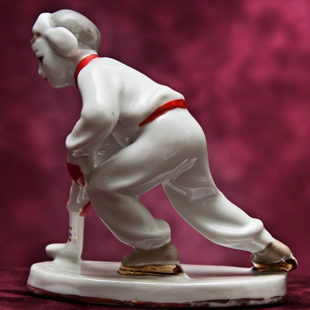 Коллекционная Фарфоровая статуэтка «Юный хоккеист», ЛЗФИ СССР, 1956 - 1967 годы. 