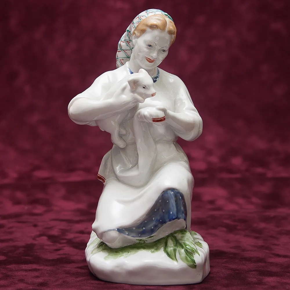 Редкость! Авторская Фарфоровая статуэтка «Свинарка с поросенком», СССР ЛФЗ - 1953 год.