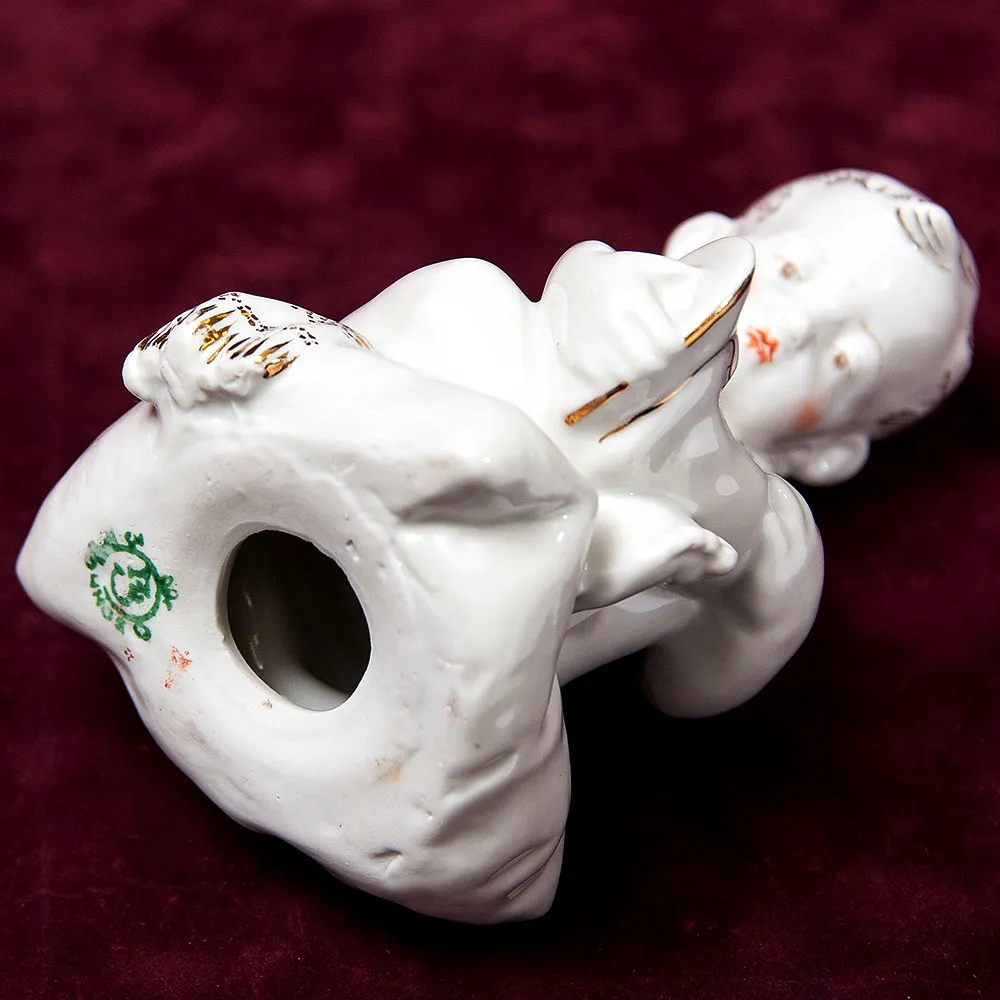 Статуэтка - Фарфоровая Статуэтка «Мальчик с Сандалией» СССР, Песочное -1960 год.