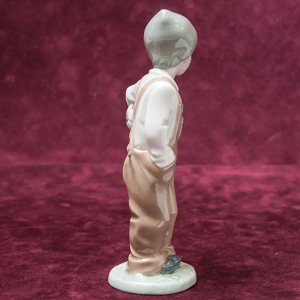 Коллекционная Фарфоровая статуэтка «Маленький футболист» NAO by Lladro, Daisa, Испания -1988 год.
