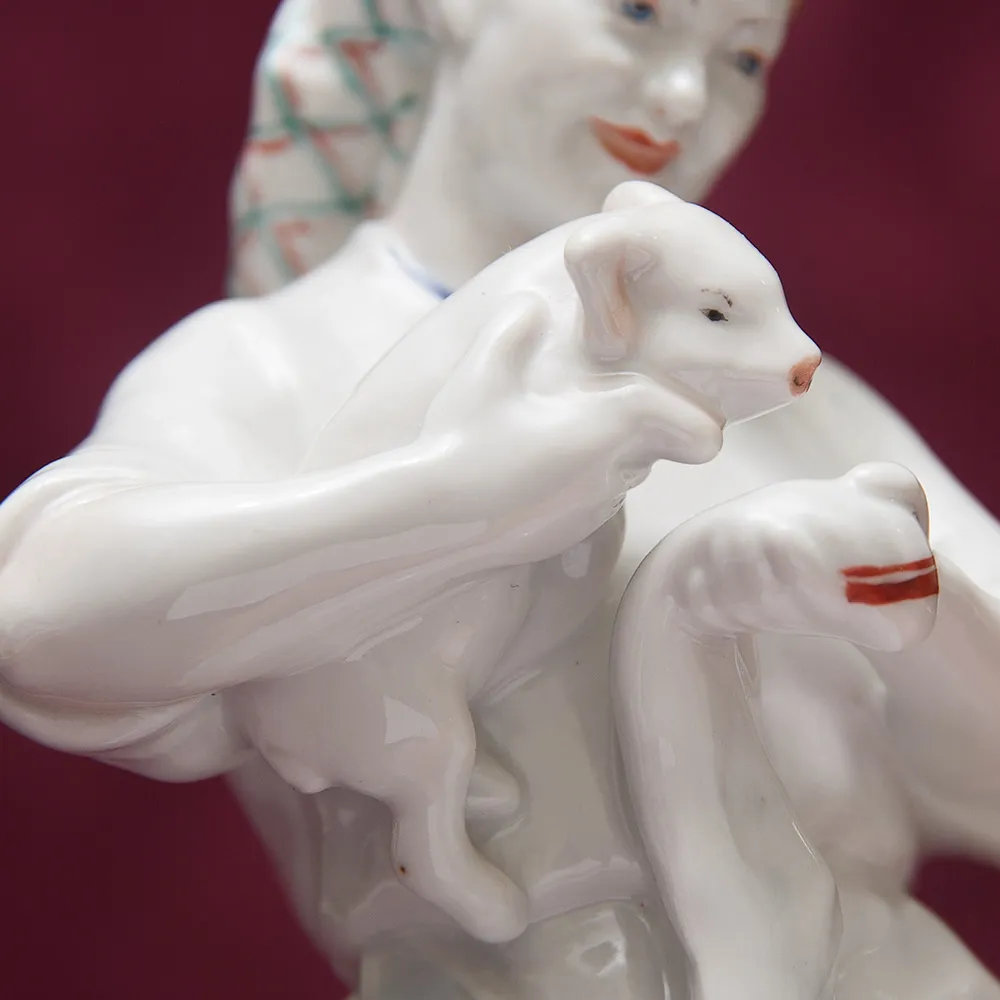 Редкость! Авторская Фарфоровая статуэтка «Свинарка с поросенком», СССР ЛФЗ - 1953 год.