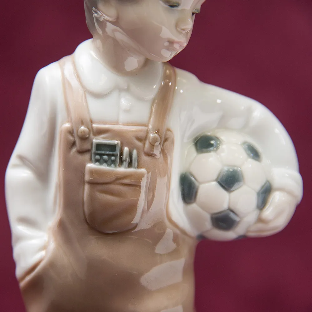 Коллекционная Фарфоровая статуэтка «Маленький футболист» NAO by Lladro, Daisa, Испания -1988 год.