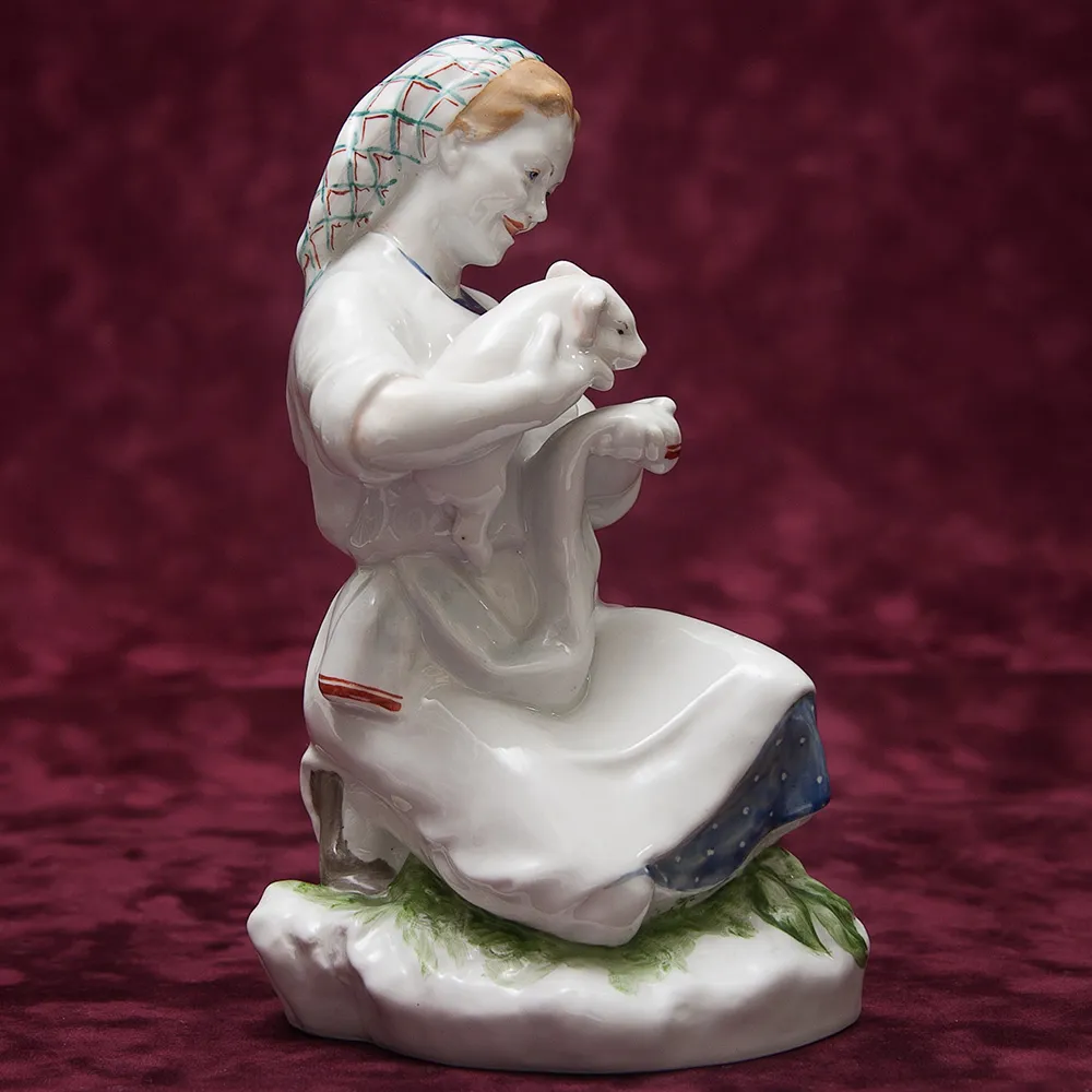 Редкость! Авторская Фарфоровая статуэтка «Свинарка с поросенком», СССР ЛФЗ - 1953 год.