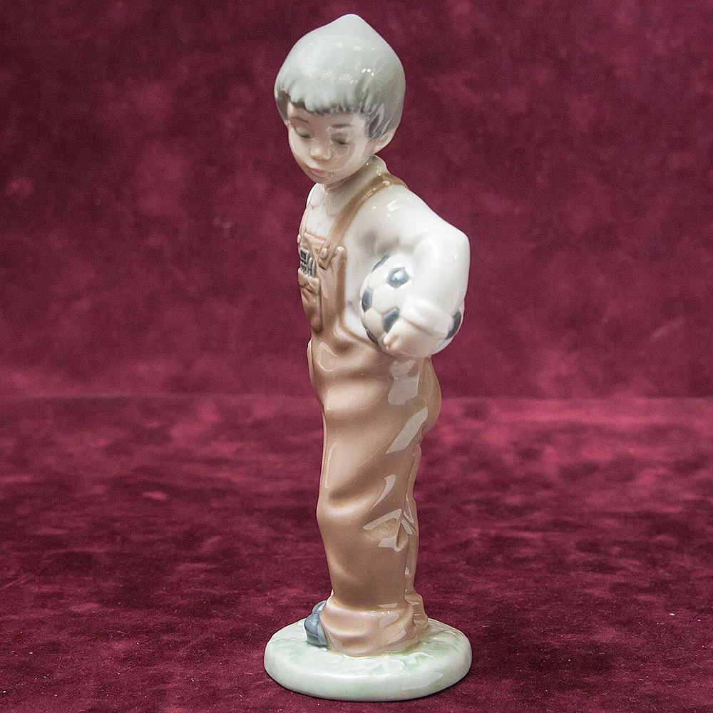 Коллекционная Фарфоровая статуэтка «Маленький футболист» NAO by Lladro, Daisa, Испания -1988 год.