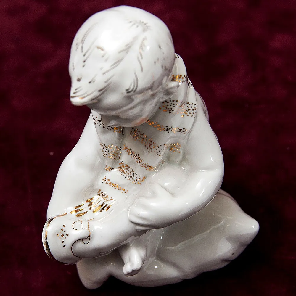 Статуэтка - Фарфоровая Статуэтка «Мальчик с Сандалией» СССР, Песочное -1960 год.