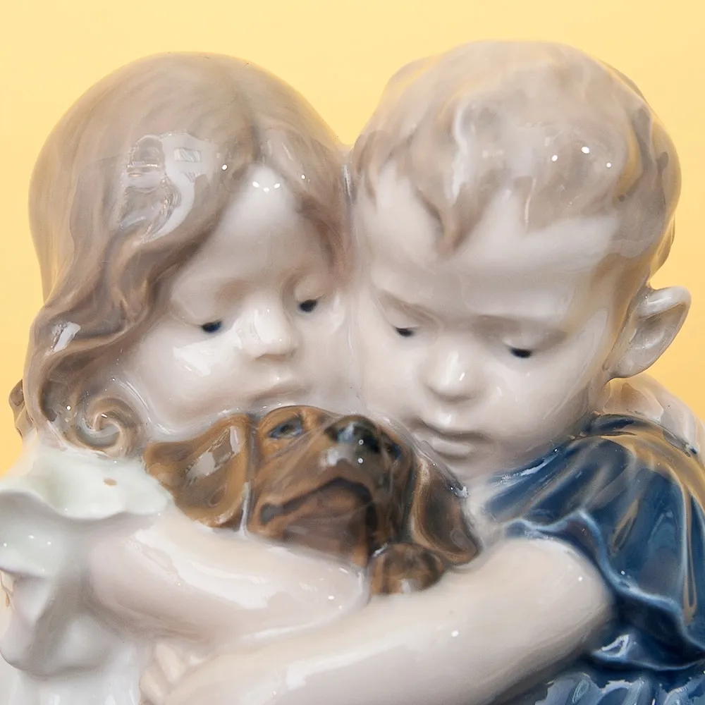 Фарфоровая Статуэтка «Дети с таксой» ROYAL COPENHAGEN Дания, 1975-1979 гг.
