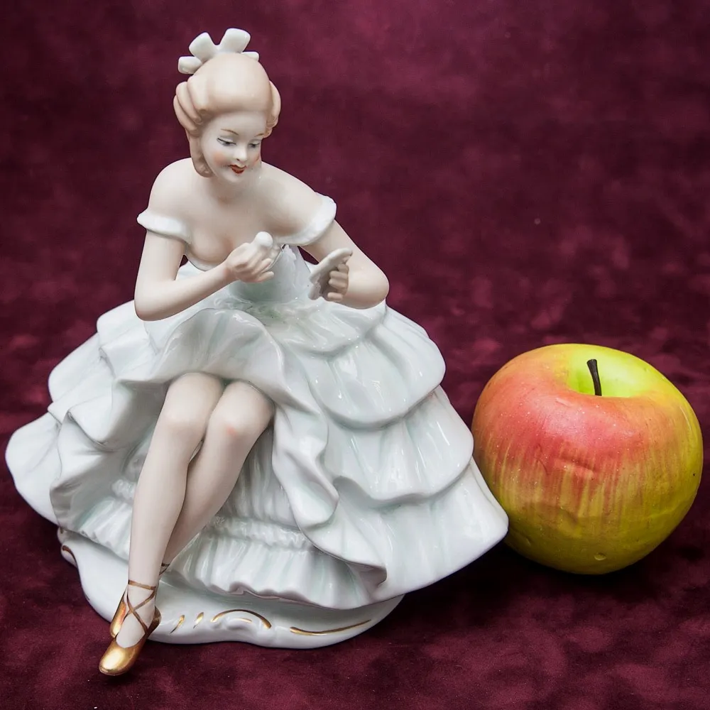 Фарфоровая статуэтка «Балерина c зеркальцем» ВАЛЕНДОРФ - WALLENDORF  Германия -1963 год.