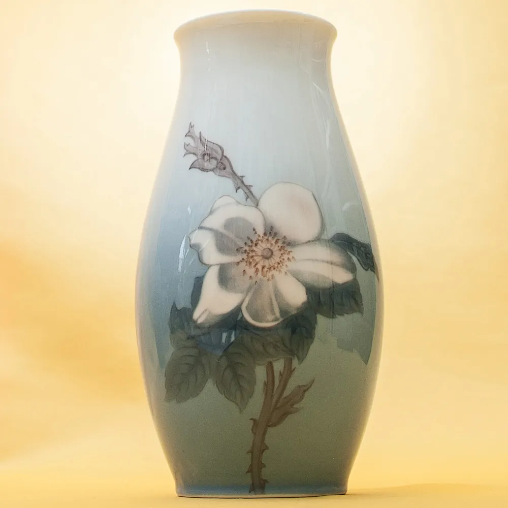 Фарфоровая Ваза «Цветы Шиповника», B&G Copenhagen Porcelain, Дания - 1962-1970гг.
