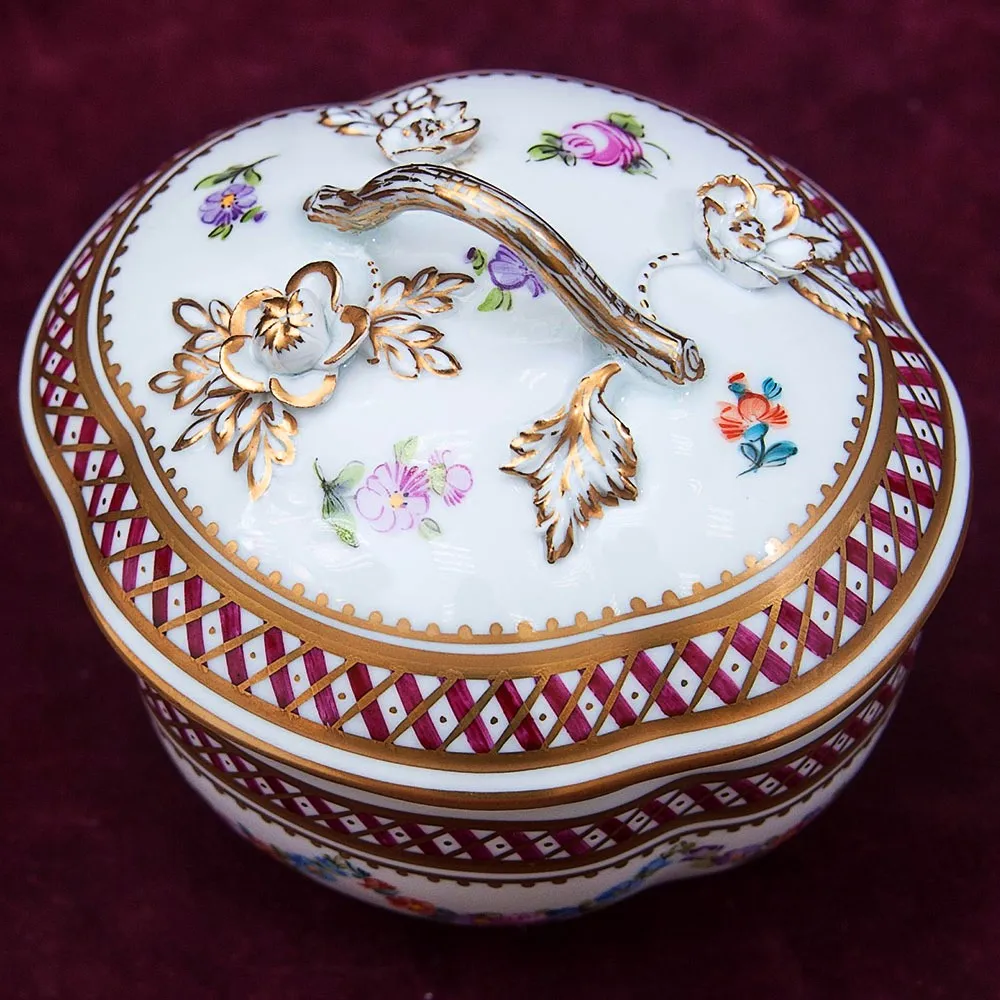 Редкость! Коллекционная Шкатулка-Бонбоньера «Грация» Фарфор SP Dresden Германия.