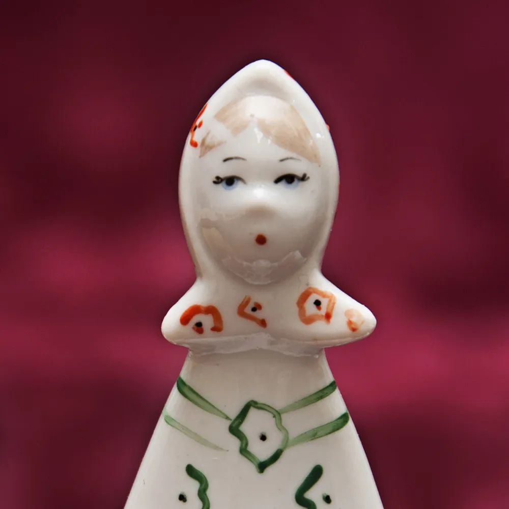 Фарфоровая статуэтка «На заборе», СССР Сысертский фарфоровый завод, 1960 - 1977 гг. 