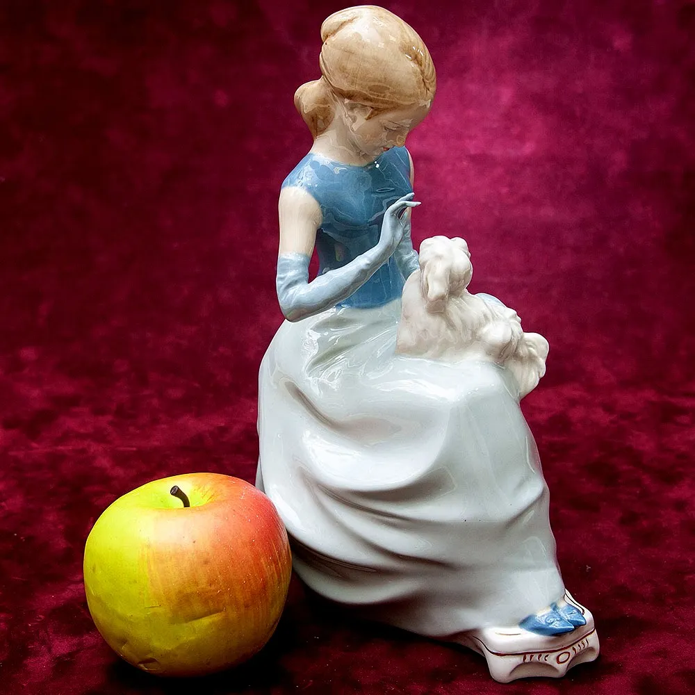 Коллекционная Статуэтка «Дама с Болонкой» Фарфор ROYAL DUX BOHEMIA -1970 год.