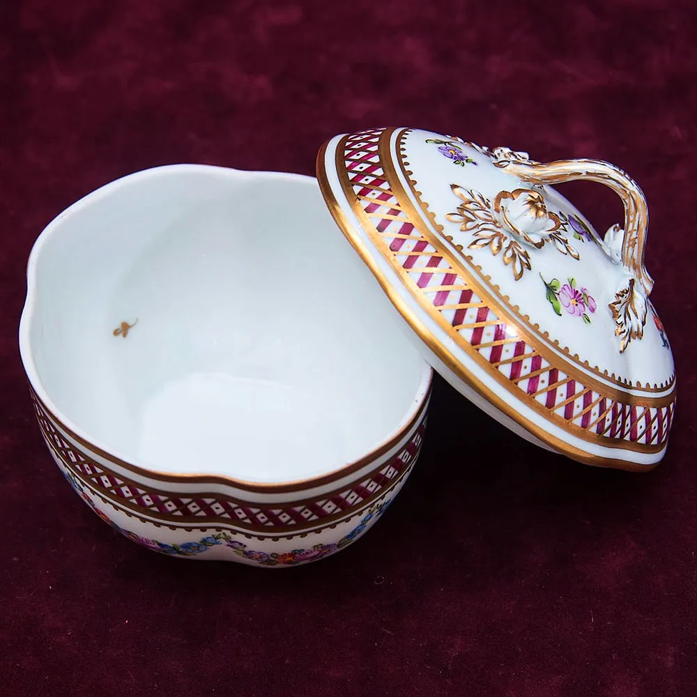 Редкость! Коллекционная Шкатулка-Бонбоньера «Грация» Фарфор SP Dresden Германия.