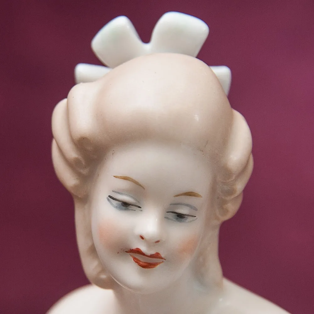 Фарфоровая статуэтка «Балерина c зеркальцем» ВАЛЕНДОРФ - WALLENDORF  Германия -1963 год.