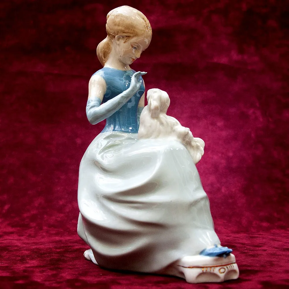 Коллекционная Статуэтка «Дама с Болонкой» Фарфор ROYAL DUX BOHEMIA -1970 год.