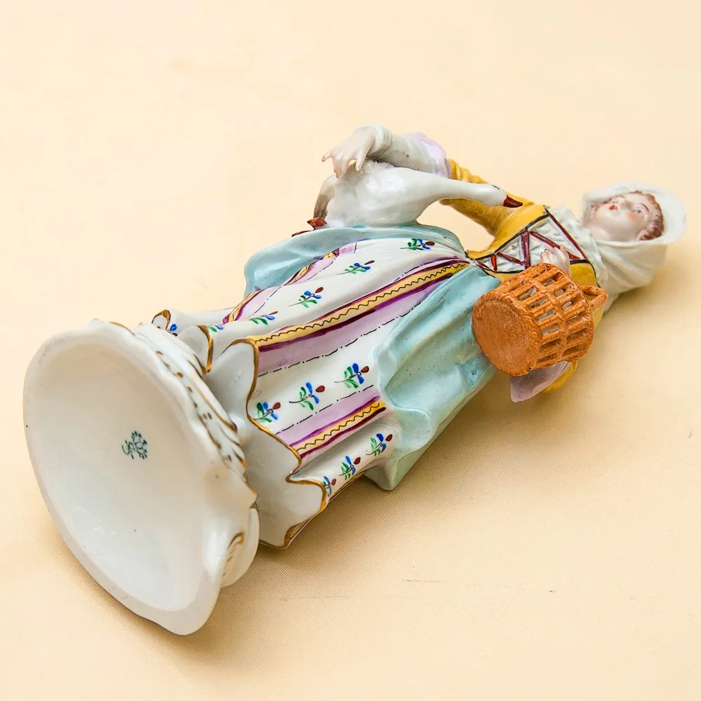 Редкость!!! Фарфоровая Статуэтка «Девушка с гусем» Н-23,5см. SITZENDORF  Германия