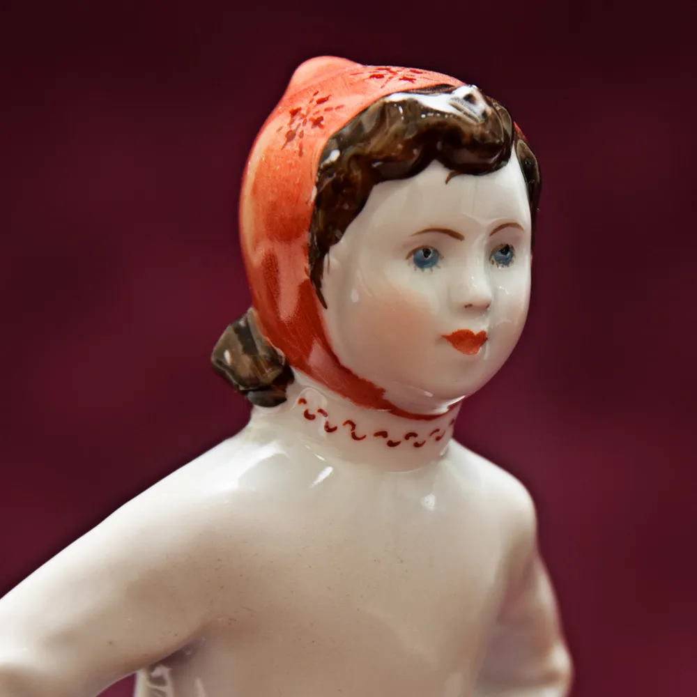 Фарфоровая Статуэтка «На катке», ЛФЗ СССР -1950-60 годы ХХ века.