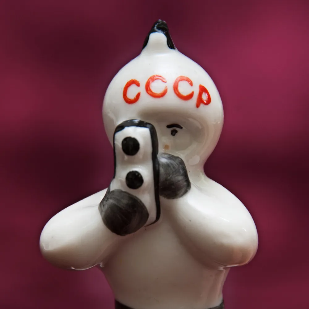 Коллекционная Фарфоровая статуэтка «Космонавт с кинокамерой», СССР КЭКХЗ, 60-е годы.