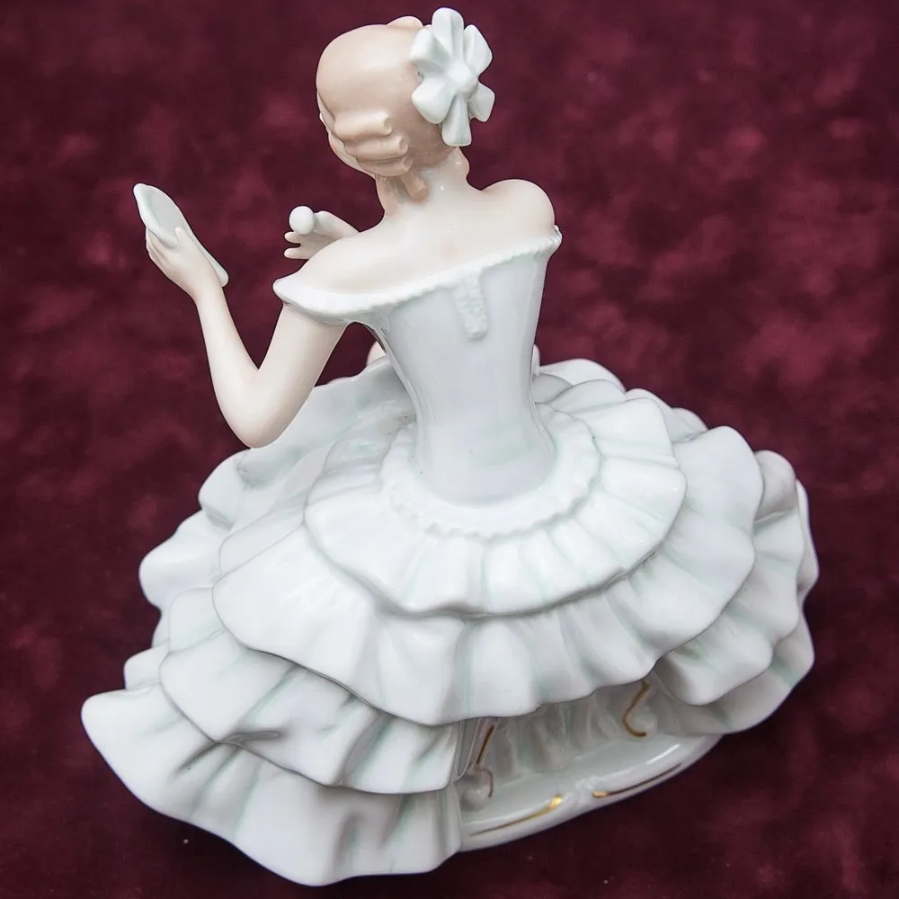 Фарфоровая статуэтка «Балерина c зеркальцем» ВАЛЕНДОРФ - WALLENDORF  Германия -1963 год.