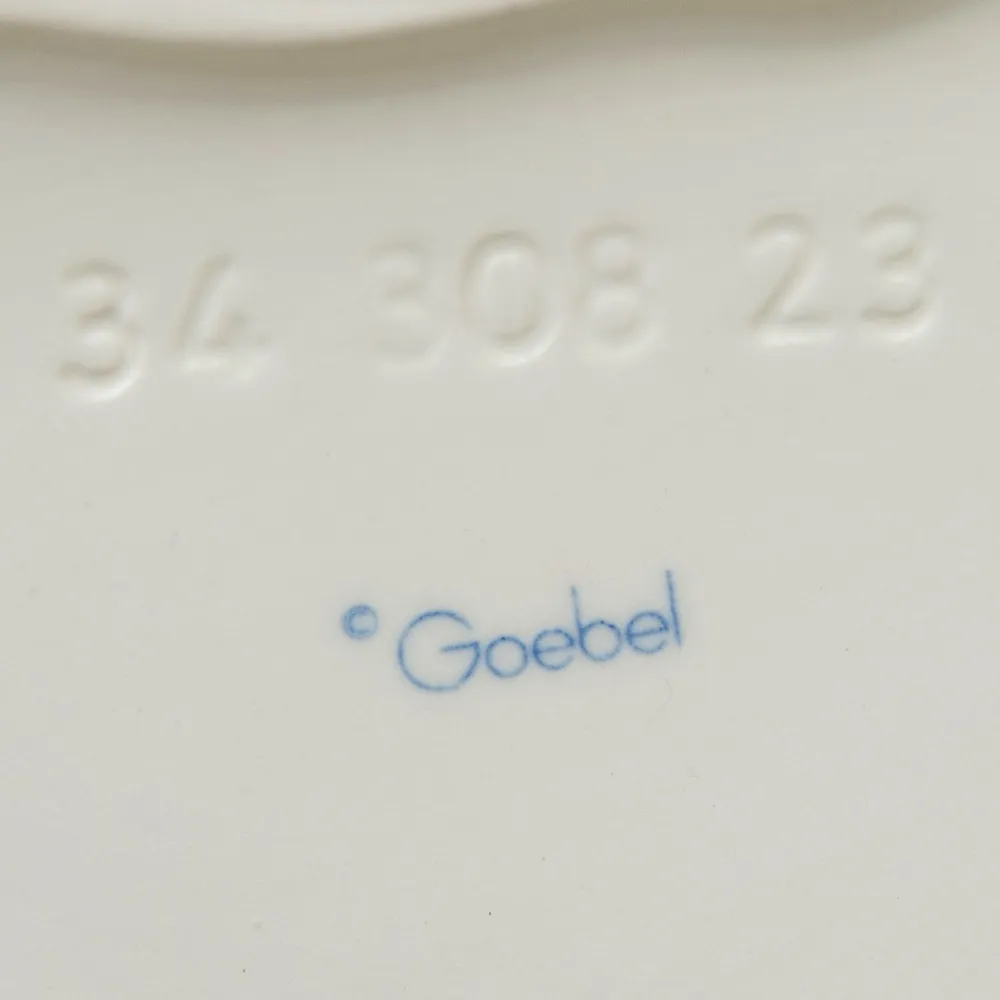 Коллекционная Фарфоровая Статуэтка «Милый Зайка», GOEBEL, Германия - 1979 год.