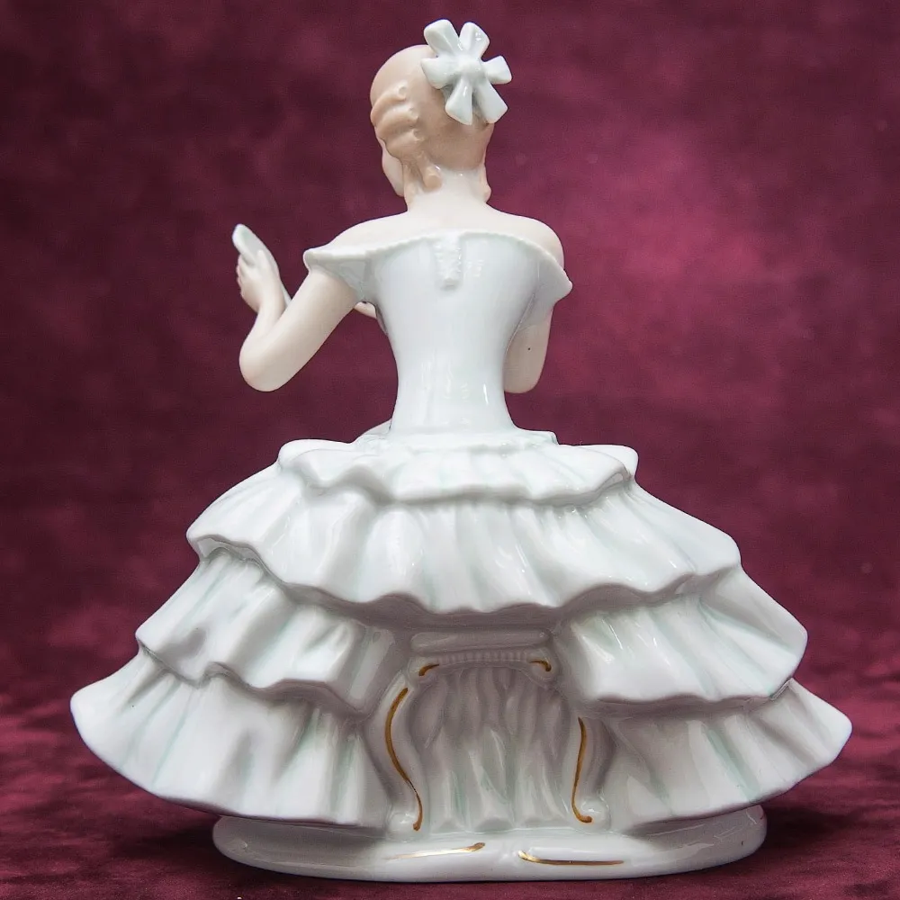 Фарфоровая статуэтка «Балерина c зеркальцем» ВАЛЕНДОРФ - WALLENDORF  Германия -1963 год.