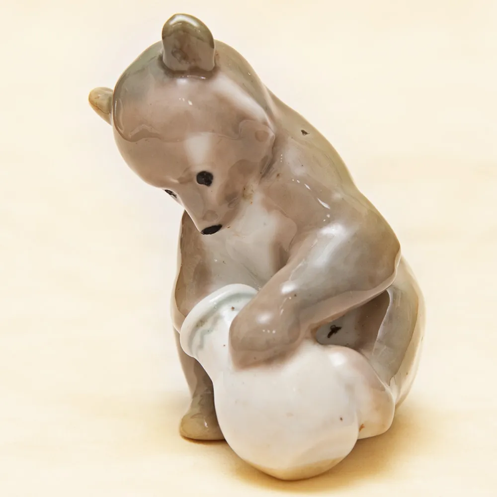 Коллекционная Фарфоровая Статуэтка «Мишка с крынкой», СССР ЛЗФИ, 1956 - 1967 года. 