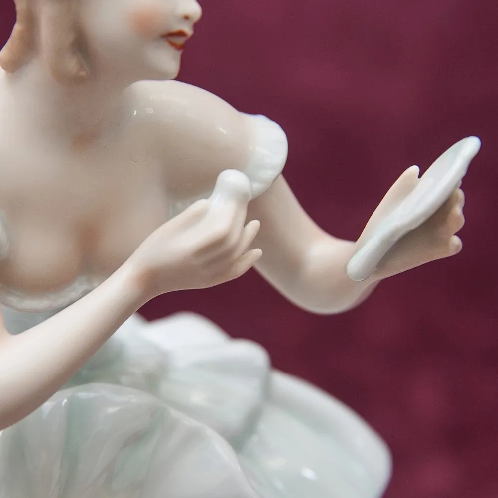 Фарфоровая статуэтка «Балерина c зеркальцем» ВАЛЕНДОРФ - WALLENDORF  Германия -1963 год.