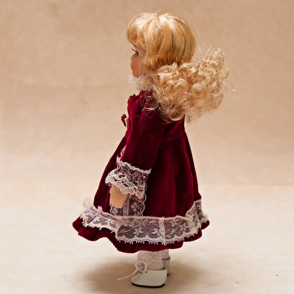 Коллекционная фарфоровая кукла №9 Бельгия Н - 27 см.