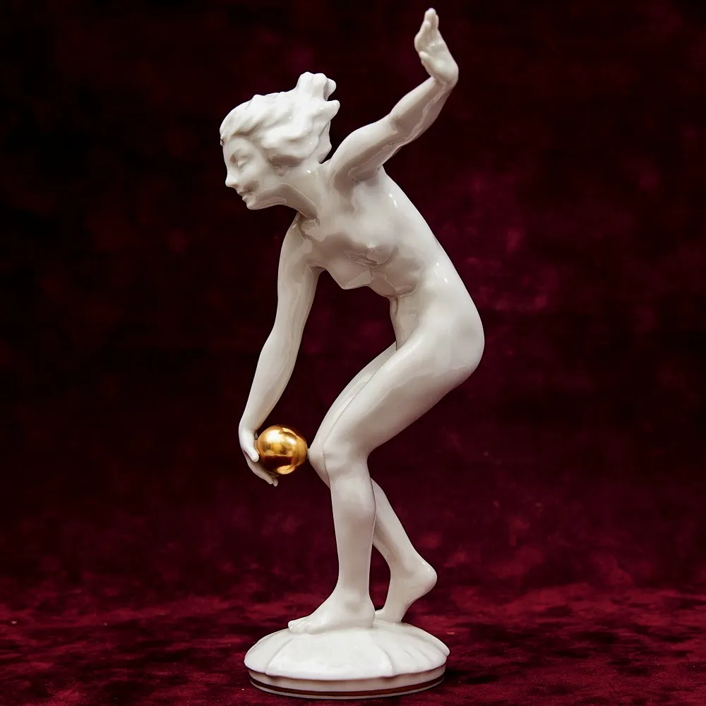 Фарфоровая Статуэтка «Девушка с мячом», Hutschenreuther,  Германия - 1955-1968 годы.