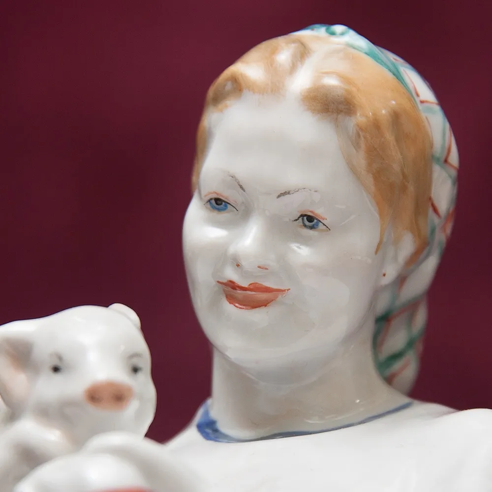 Редкость! Авторская Фарфоровая статуэтка «Свинарка с поросенком», СССР ЛФЗ - 1953 год.