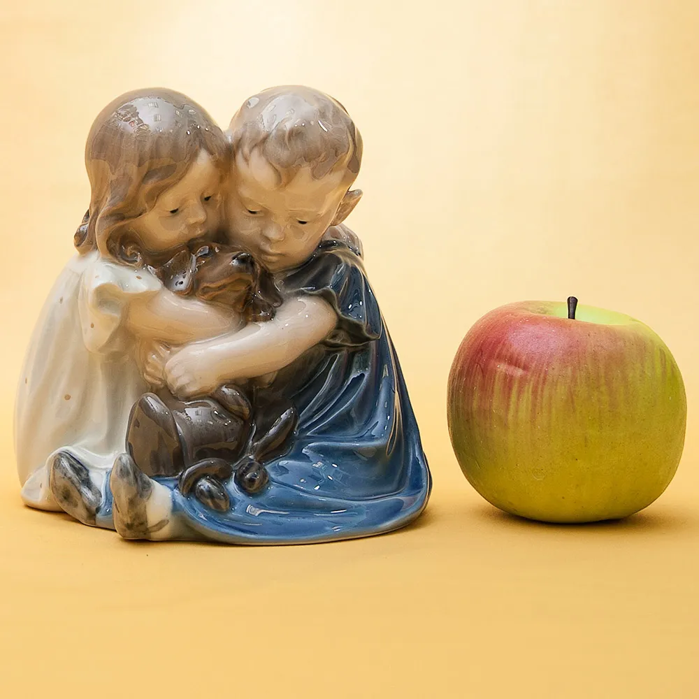 Фарфоровая Статуэтка «Дети с таксой» ROYAL COPENHAGEN Дания, 1975-1979 гг.