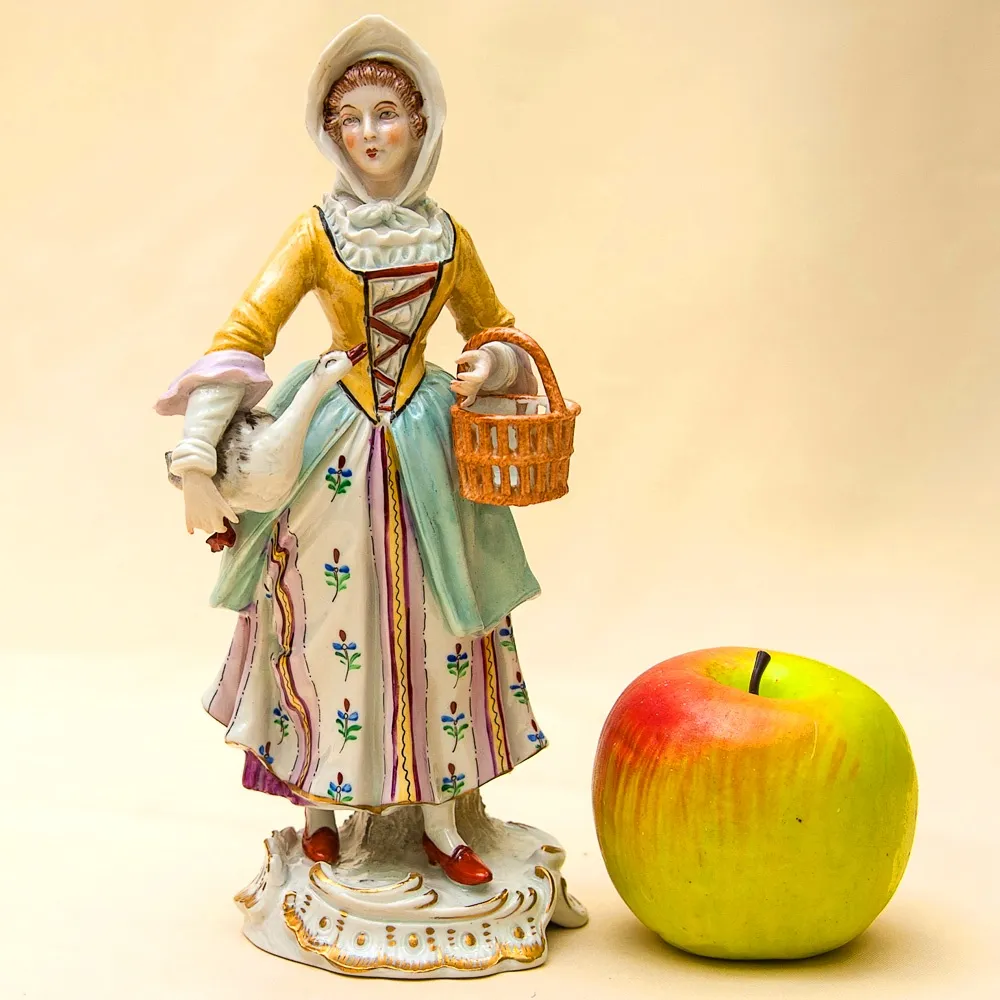 Редкость!!! Фарфоровая Статуэтка «Девушка с гусем» Н-23,5см. SITZENDORF  Германия