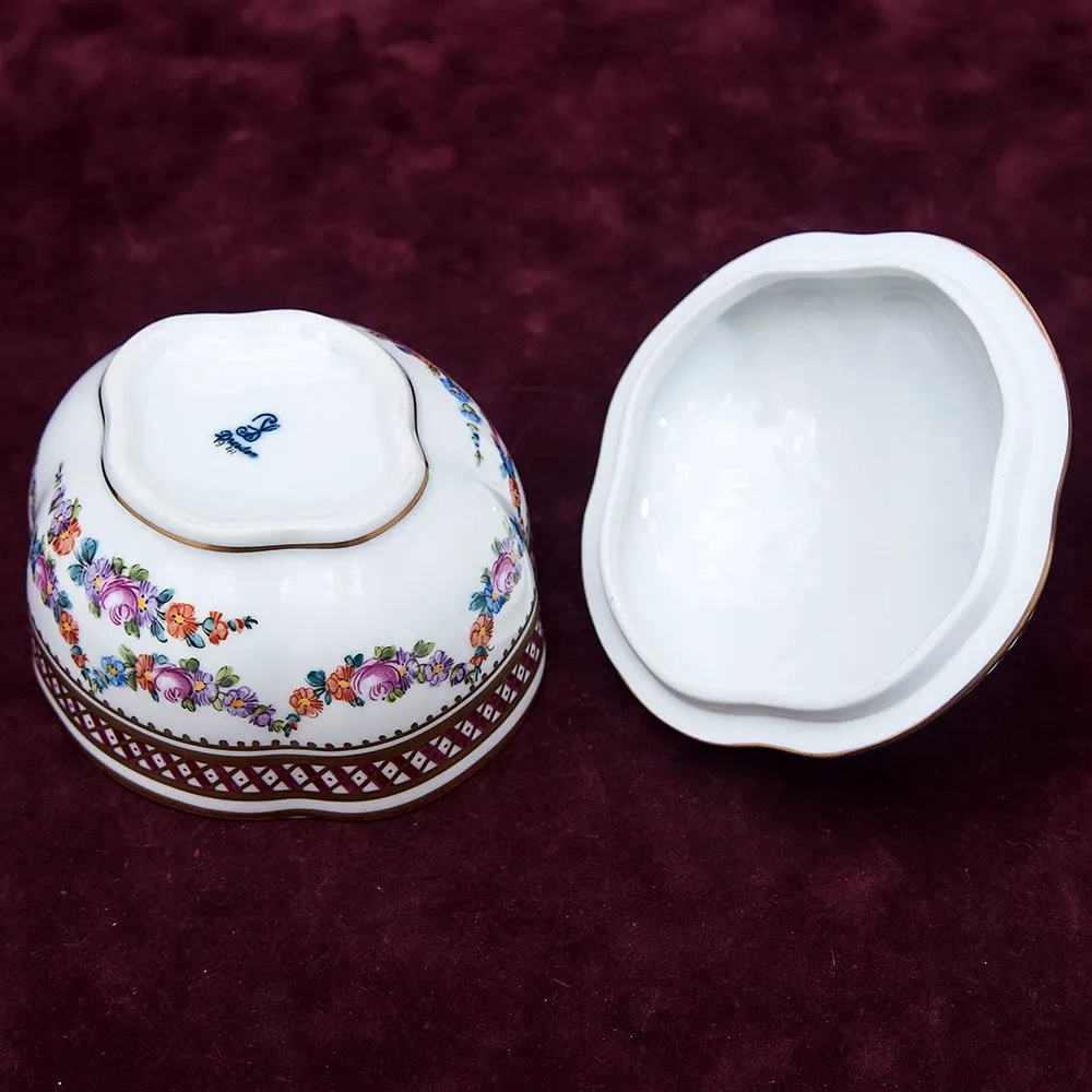 Редкость! Коллекционная Шкатулка-Бонбоньера «Грация» Фарфор SP Dresden Германия.