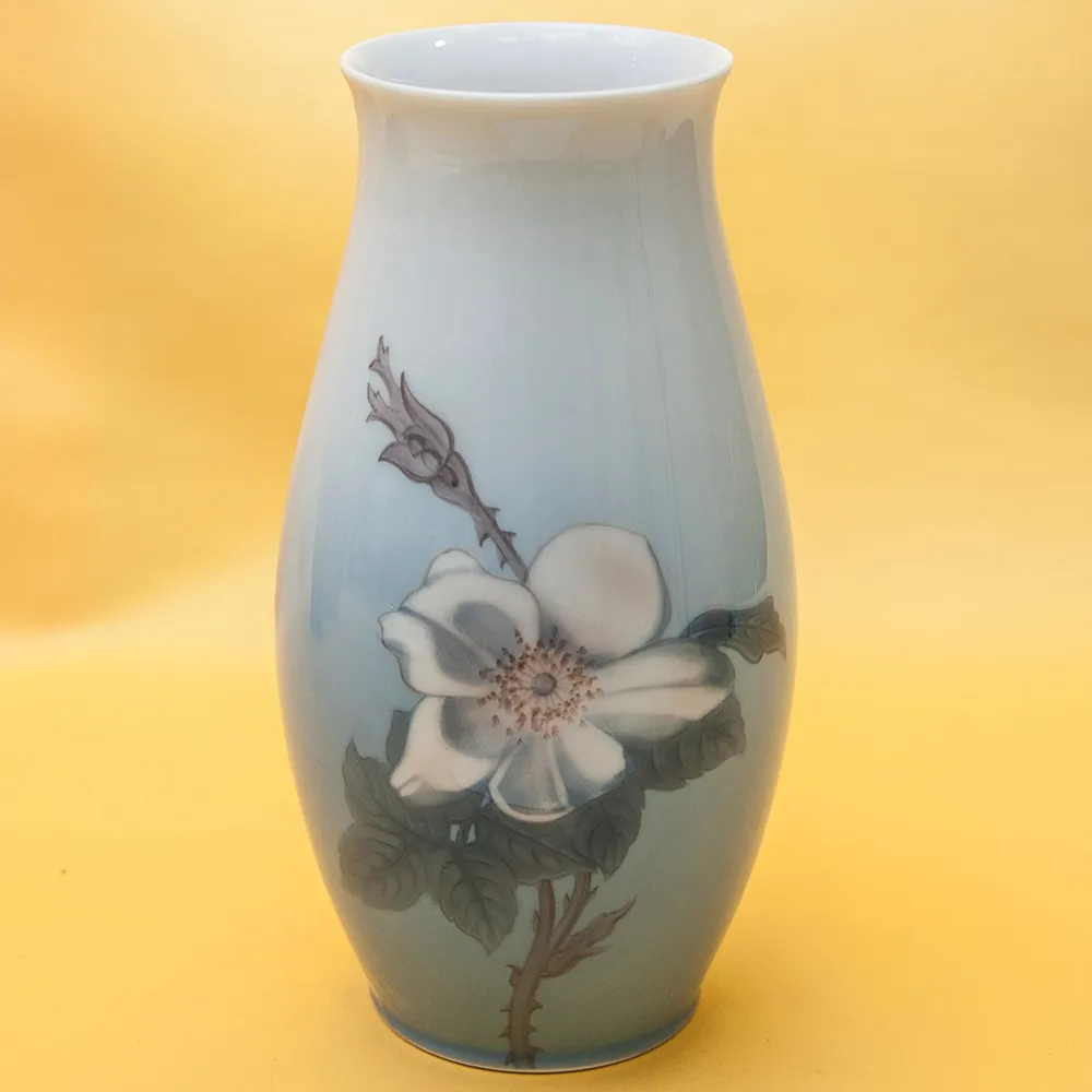 Фарфоровая Ваза «Цветы Шиповника», B&G Copenhagen Porcelain, Дания - 1962-1970гг.