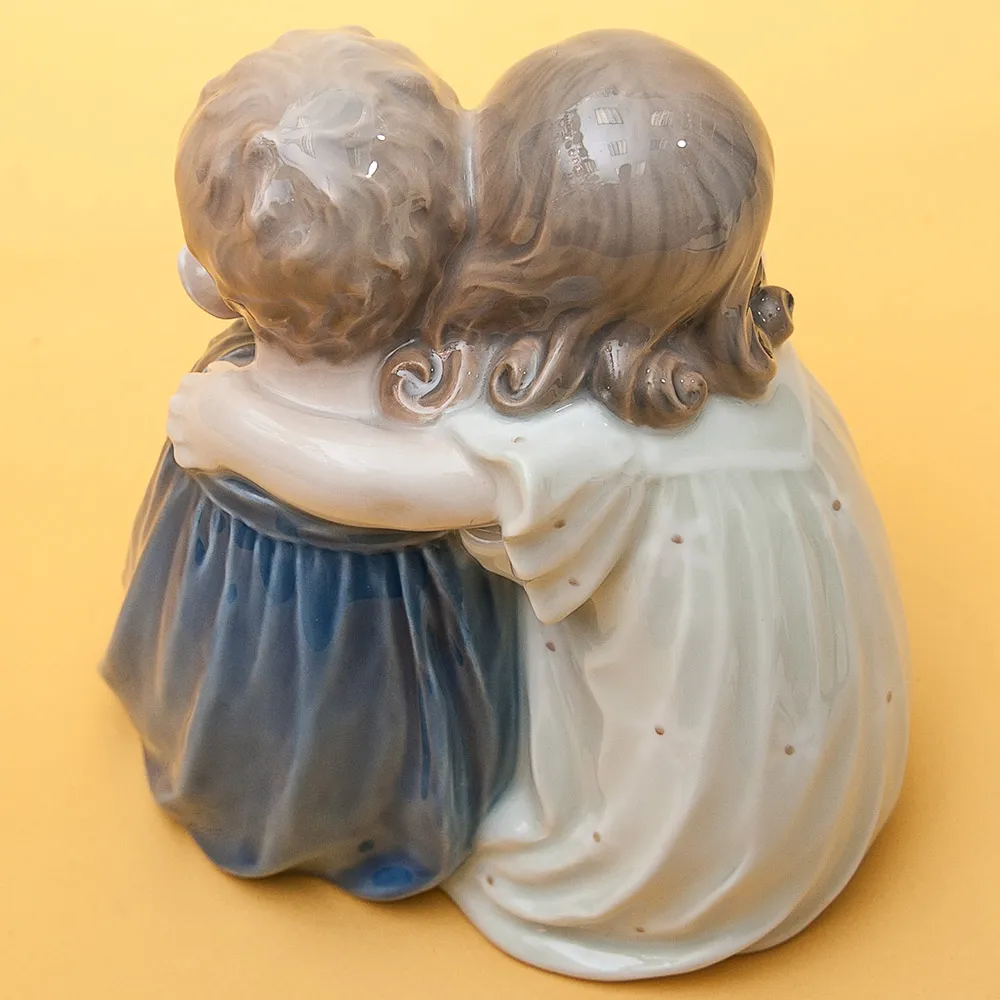 Фарфоровая Статуэтка «Дети с таксой» ROYAL COPENHAGEN Дания, 1975-1979 гг.