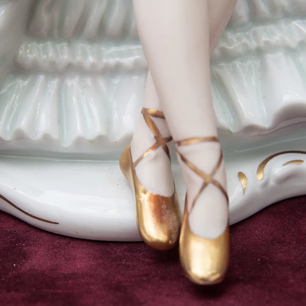Фарфоровая статуэтка «Балерина c зеркальцем» ВАЛЕНДОРФ - WALLENDORF  Германия -1963 год.