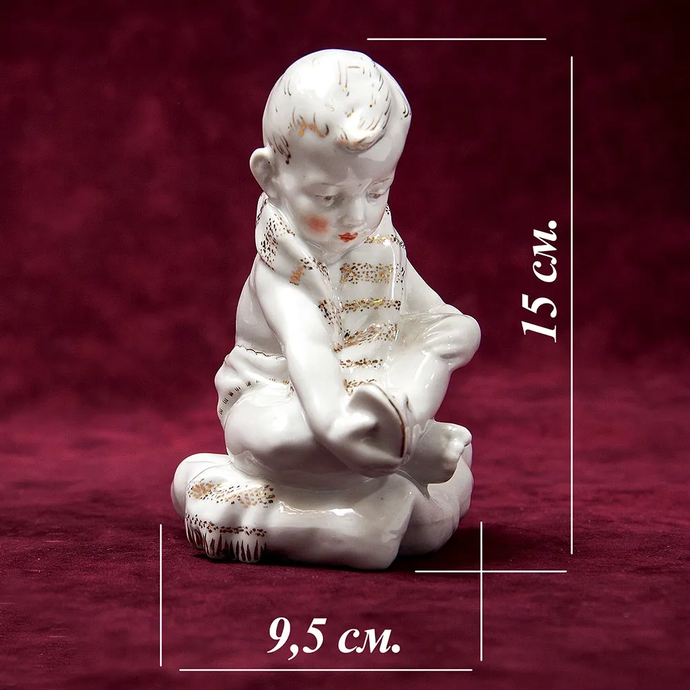 Статуэтка - Фарфоровая Статуэтка «Мальчик с Сандалией» СССР, Песочное -1960 год.