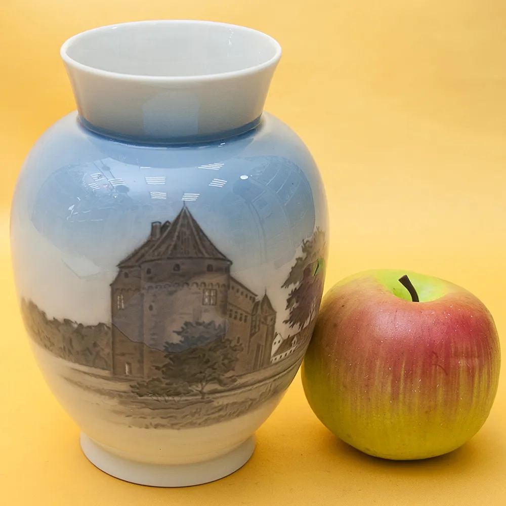 Редкость! Коллекционная  Фарфоровая Ваза «ЗАМОК», ROYAL COPENHAGEN, Дания - 1947 год.