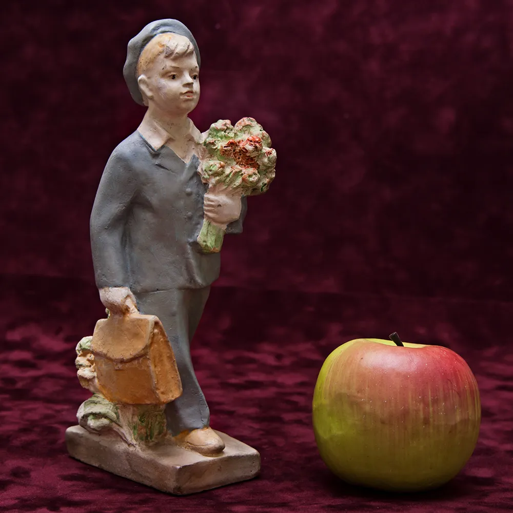 Гипсовая статуэтка «Первый раз - в Первый Класс» КГЗ СССР - 50-е годы ХХ века.