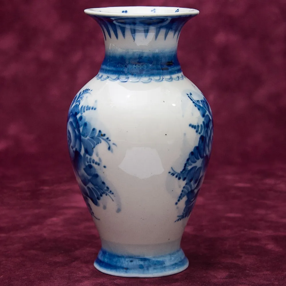 Авторская Коллекционная Фарфоровая Ваза «Розы» СССР ГЖЕЛЬ - 1980 год.